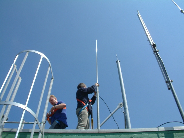 Piet PA1HPM en Alex PA3FZW - Plaatsing antenne  (8).jpg